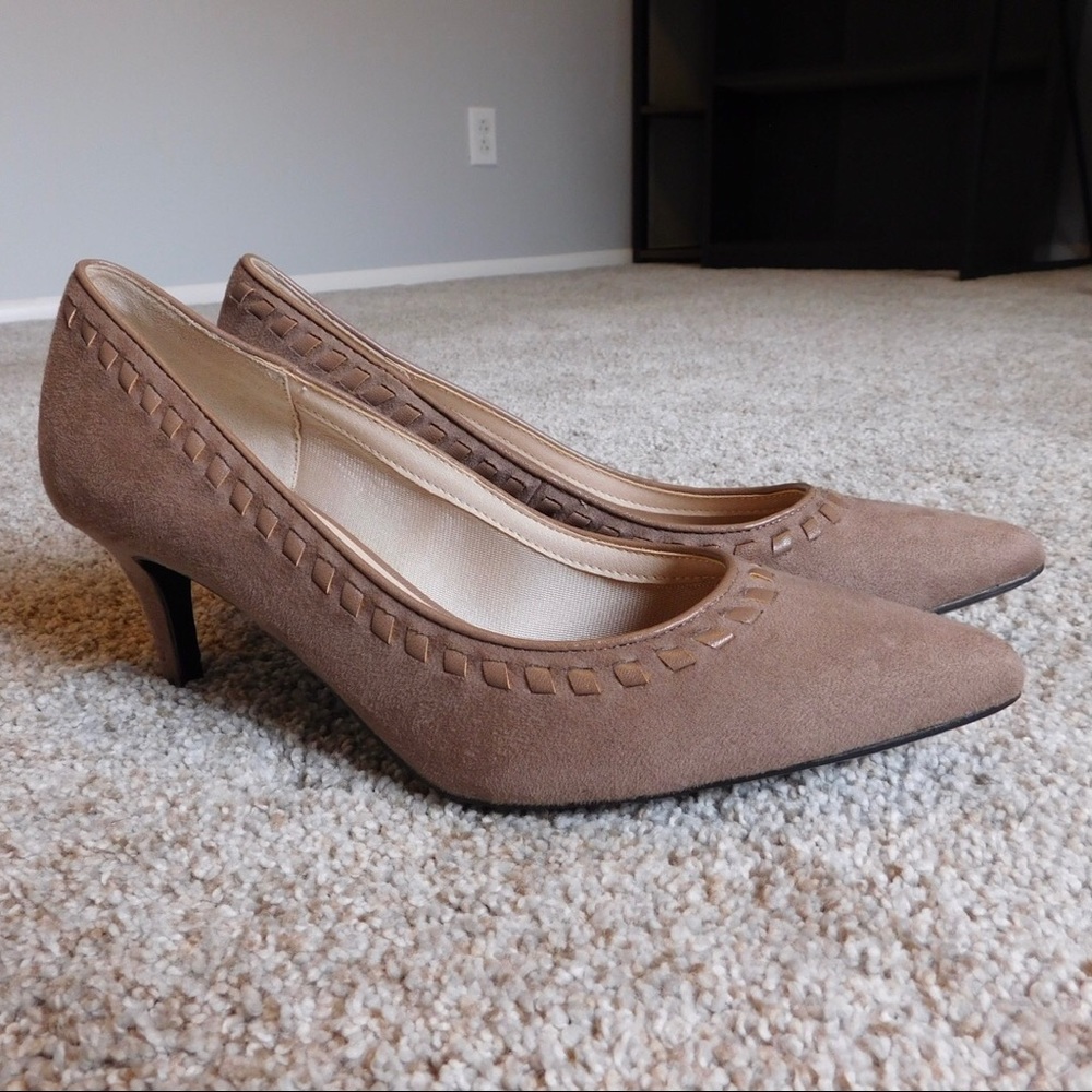 Life Stride tan heels
